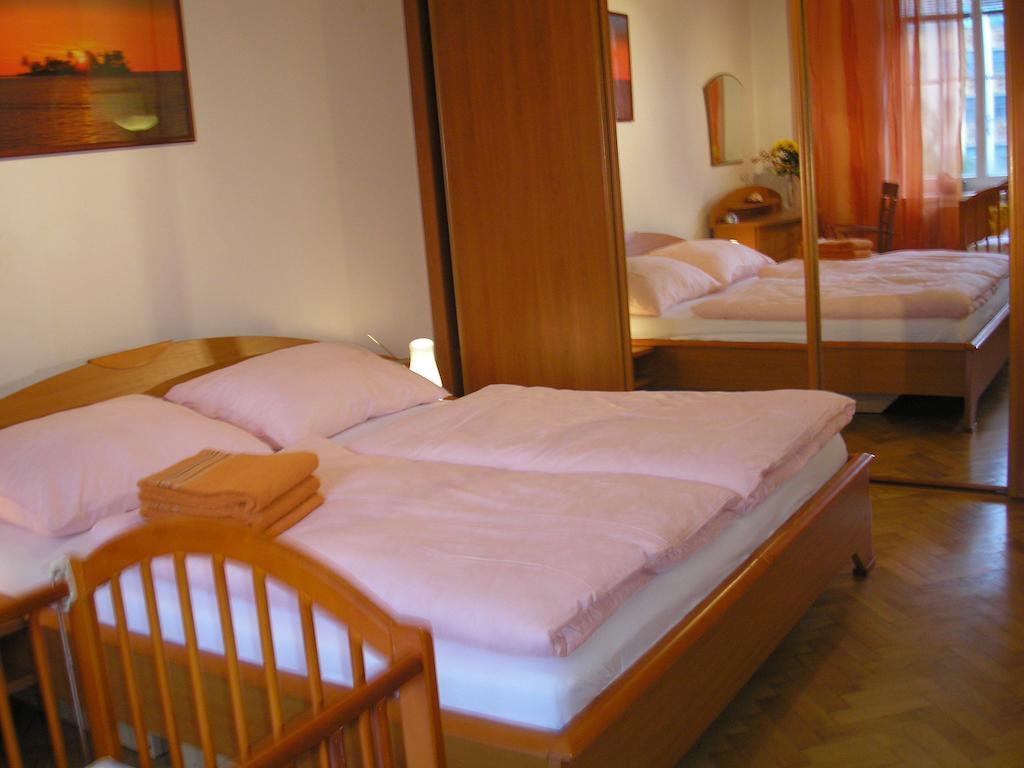 Apartment Accommodation Up To 17 براتسيلافا الغرفة الصورة