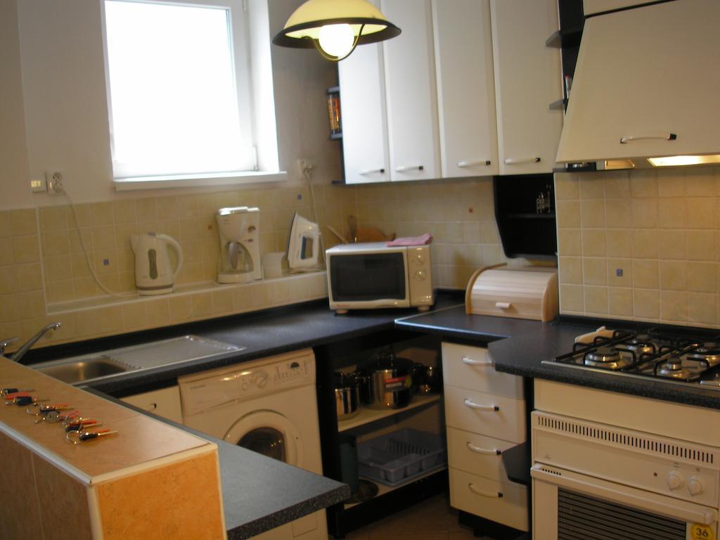 Apartment Accommodation Up To 17 براتسيلافا الغرفة الصورة