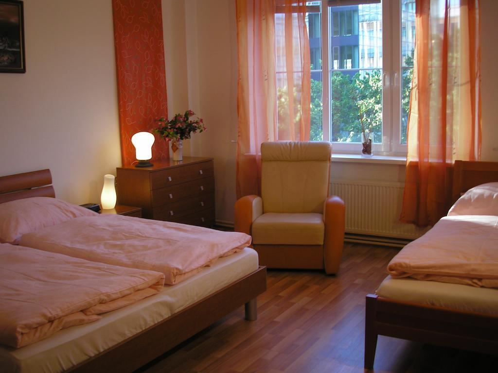 Apartment Accommodation Up To 17 براتسيلافا المظهر الخارجي الصورة