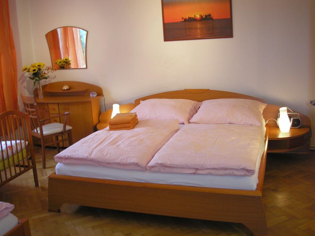 Apartment Accommodation Up To 17 براتسيلافا الغرفة الصورة